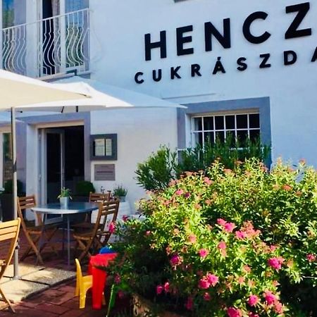 Hencz Vendégház Balatonakarattya Exterior foto